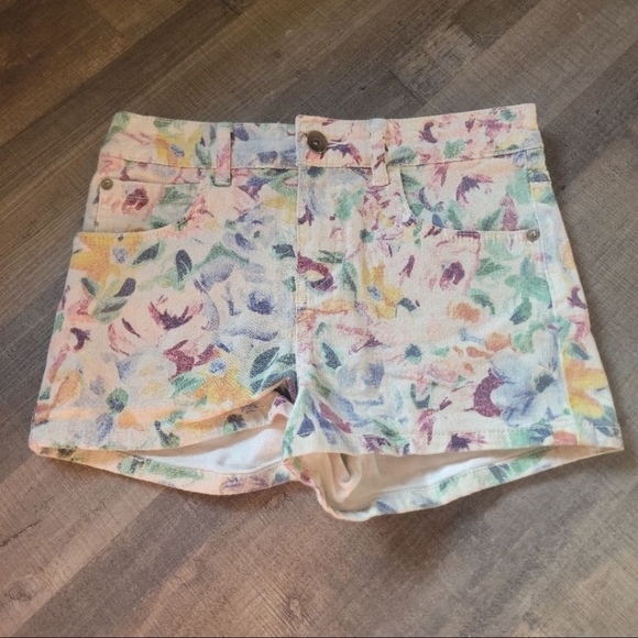 Billabong Pants - BILLABONG Ivory Floral high rise shorts size 25